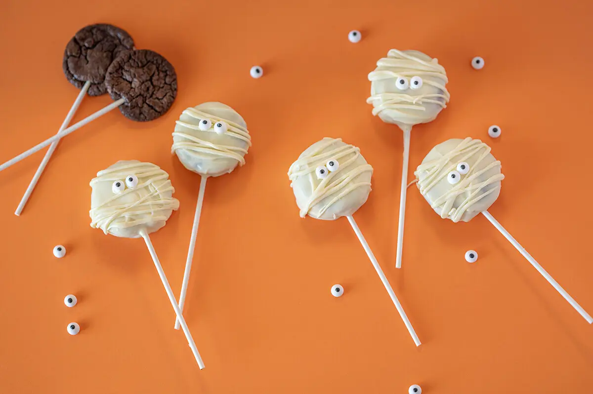 Mini Mummy Cookie Pops