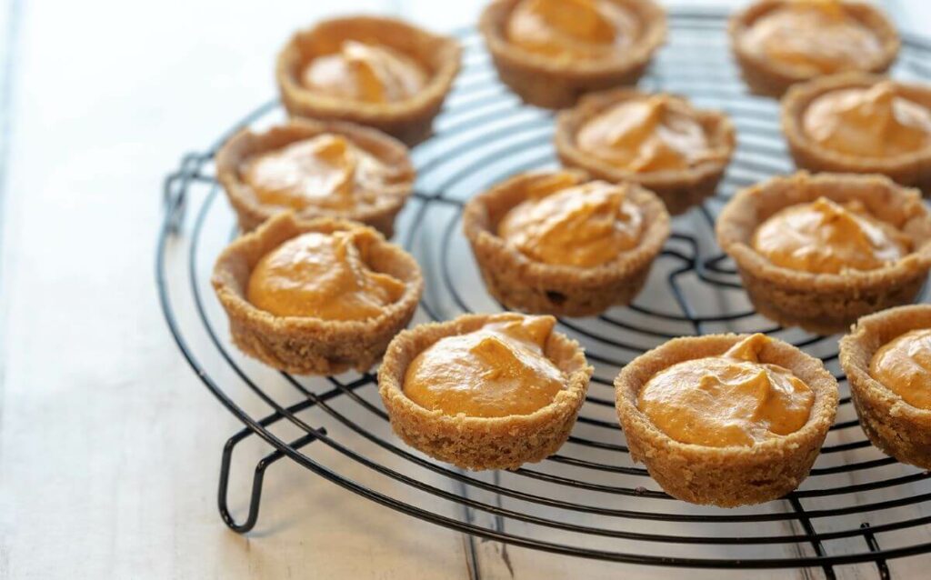 Snickerdoodle cookie cups with pumpkin pie filling